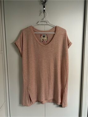 Cupio size L V-Neck Short Sleeve Top in Blush Pink